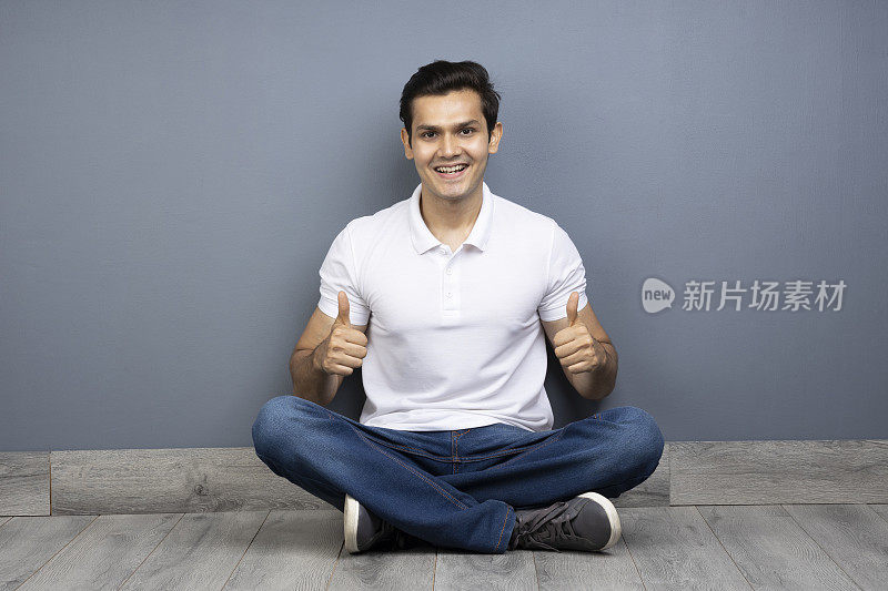 男人盘腿坐在地板上的stock photo